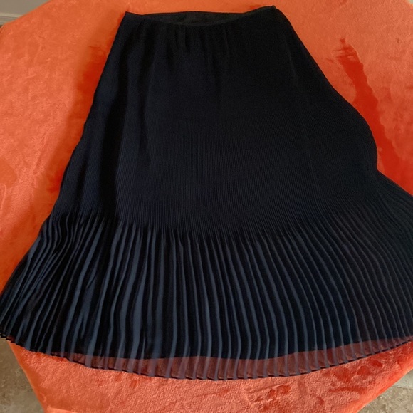 Alfani brand black pleated skirt. Size 8 - Picture 3 of 4